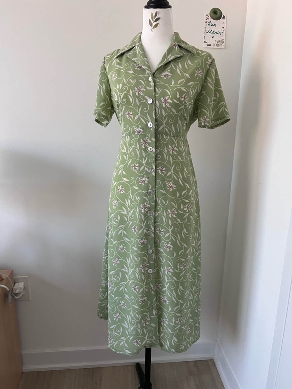 Vintage Jaclyn Smith Light Green Floral Midi Shirt Dress Size 6 90s Pearl Button